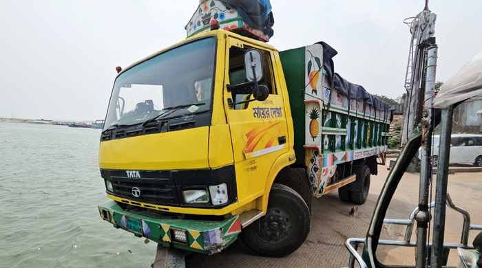 অল্পের জন্য রক্ষা পেল তরমুজ বোঝাই ট্রাক॥প্রাণে রক্ষা পেল চালকসহ ৩জন